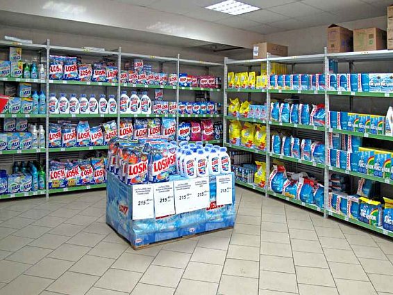 Полочные стеллажи ГТС Универсал для хозяйственного магазина