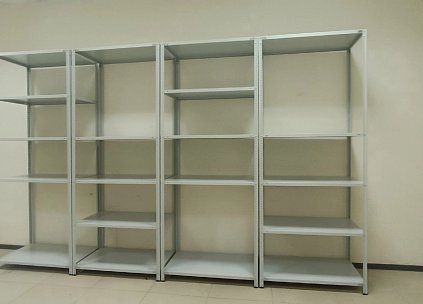 Полки на разной высоте