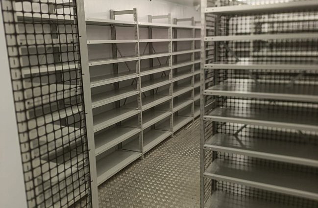 Стеллажи ГТС Универсал с сетчатой зашивкой: надёжность и вентиляция.